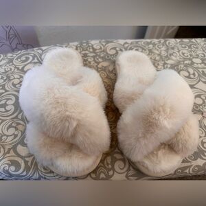 Womens Aerie Sherpa soft slippers sz 7-8